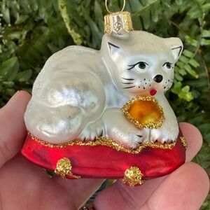 NIB Heirloom White Cat Ornament Made in Poland Red and Gold Accents Hand Blown